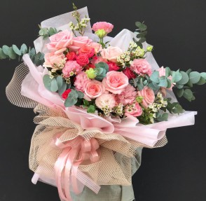 10 chic bouquets that will make you rethink classic roses
